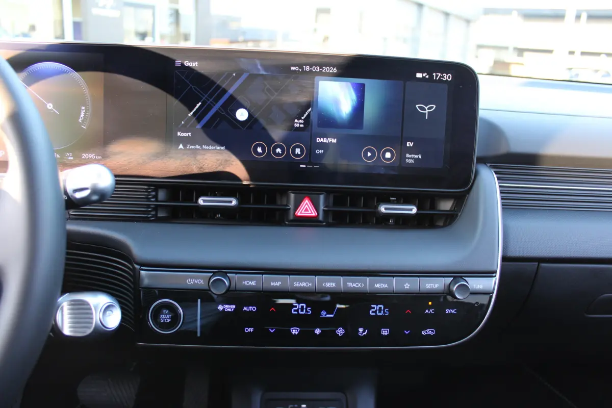 Connect+ 84 kWh | Leder | Parkeersensoren voor en achter | Elektrisch bedienbare voorstoelen | | Achteruitrijcamera | Adaptief demping systeem | Airco (automatisch)