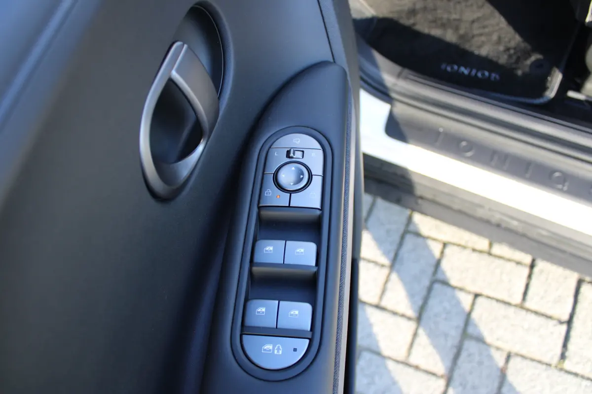 Connect+ 84 kWh | Leder | Parkeersensoren voor en achter | Elektrisch bedienbare voorstoelen | | Achteruitrijcamera | Adaptief demping systeem | Airco (automatisch)