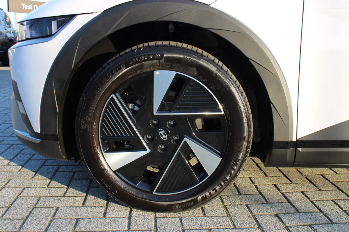 Connect+ 84 kWh | Leder | Parkeersensoren voor en achter | Elektrisch bedienbare voorstoelen | | Achteruitrijcamera | Adaptief demping systeem | Airco (automatisch)