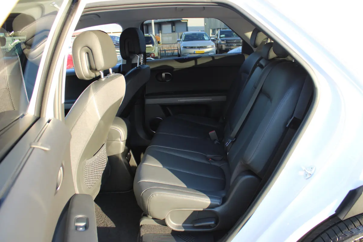Connect+ 84 kWh | Leder | Parkeersensoren voor en achter | Elektrisch bedienbare voorstoelen | | Achteruitrijcamera | Adaptief demping systeem | Airco (automatisch)