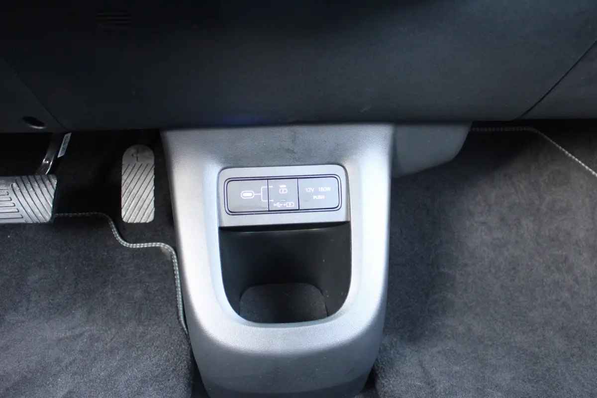 Connect+ 84 kWh | Leder | Parkeersensoren voor en achter | Elektrisch bedienbare voorstoelen | | Achteruitrijcamera | Adaptief demping systeem | Airco (automatisch)