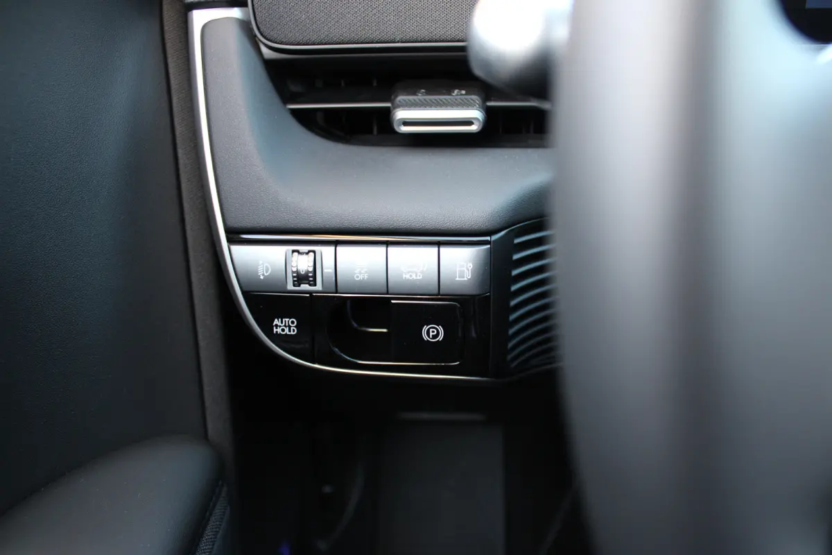 Connect+ 84 kWh | Leder | Parkeersensoren voor en achter | Elektrisch bedienbare voorstoelen | | Achteruitrijcamera | Adaptief demping systeem | Airco (automatisch)