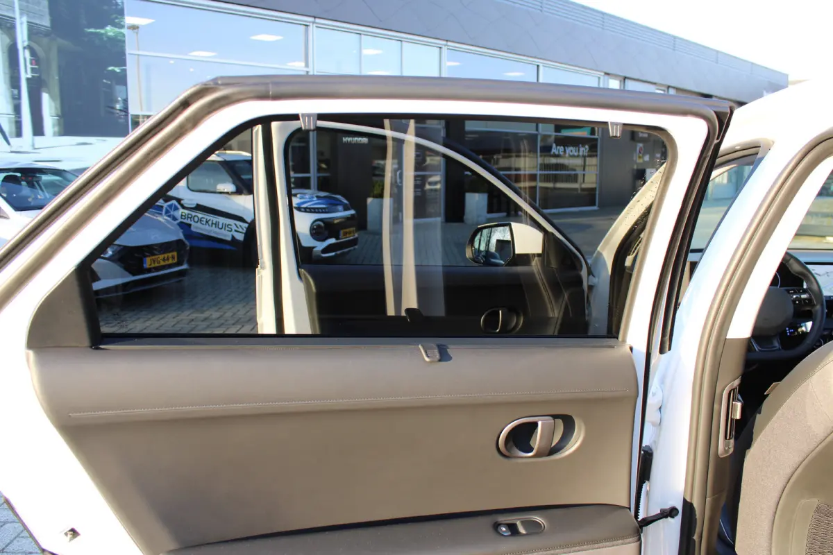 Connect+ 84 kWh | Leder | Parkeersensoren voor en achter | Elektrisch bedienbare voorstoelen | | Achteruitrijcamera | Adaptief demping systeem | Airco (automatisch)