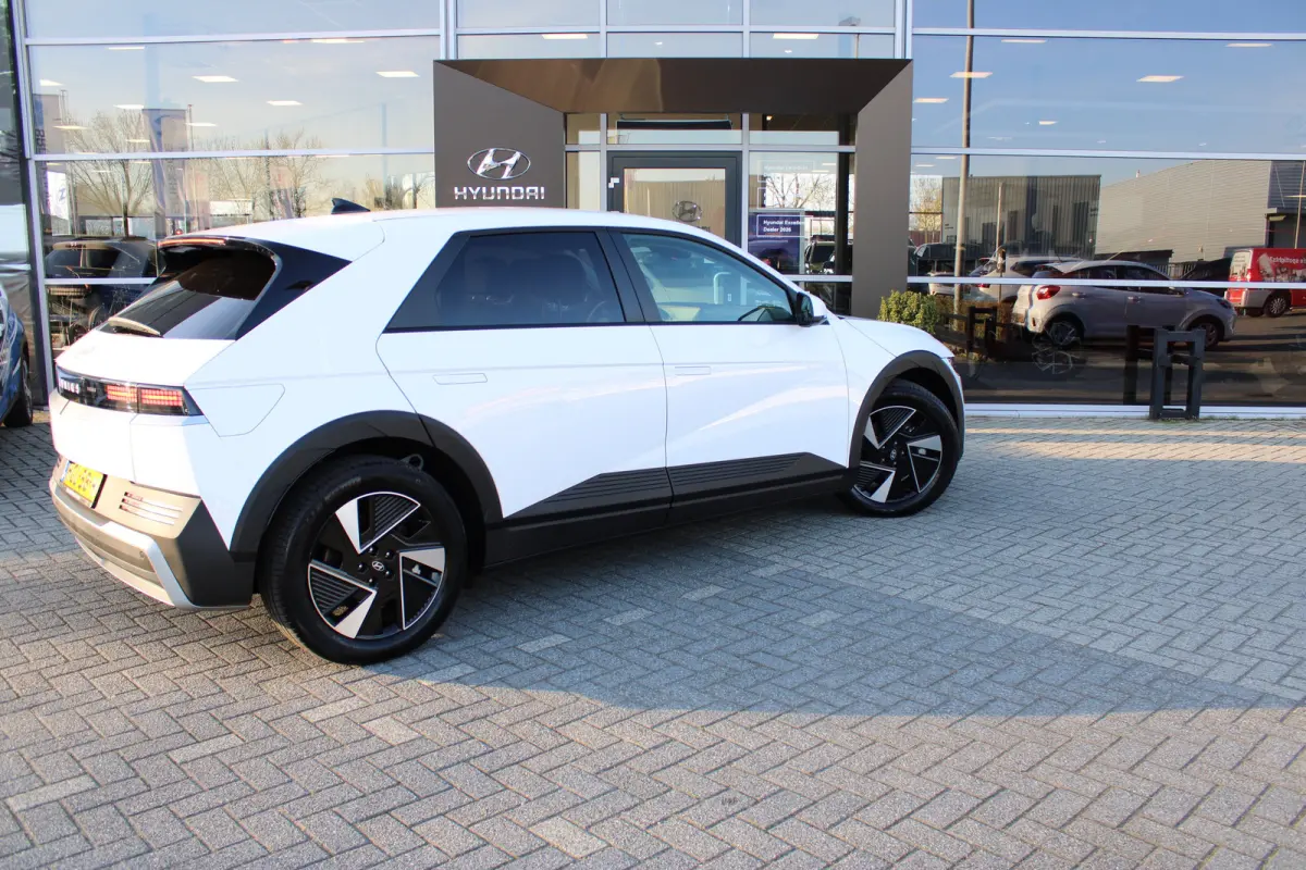 Connect+ 84 kWh | Leder | Parkeersensoren voor en achter | Elektrisch bedienbare voorstoelen | | Achteruitrijcamera | Adaptief demping systeem | Airco (automatisch)