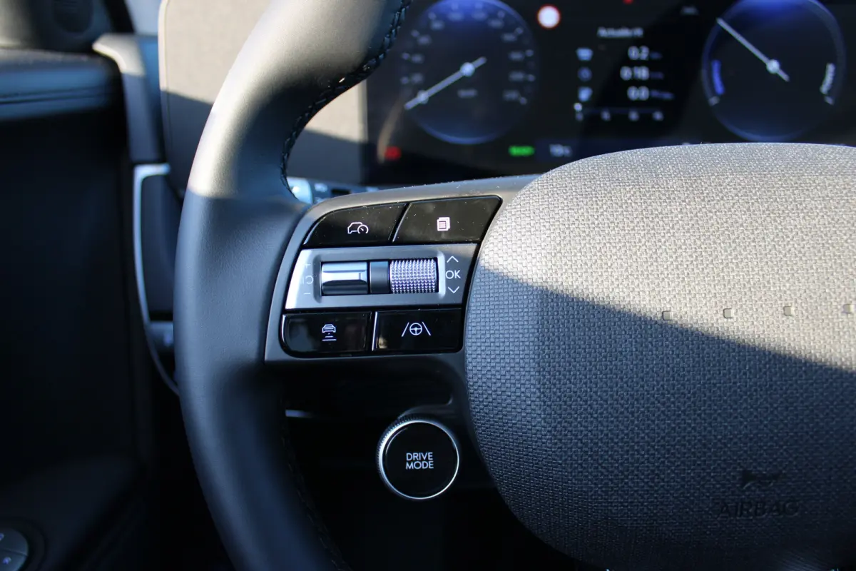 Connect+ 84 kWh | Leder | Parkeersensoren voor en achter | Elektrisch bedienbare voorstoelen | | Achteruitrijcamera | Adaptief demping systeem | Airco (automatisch)