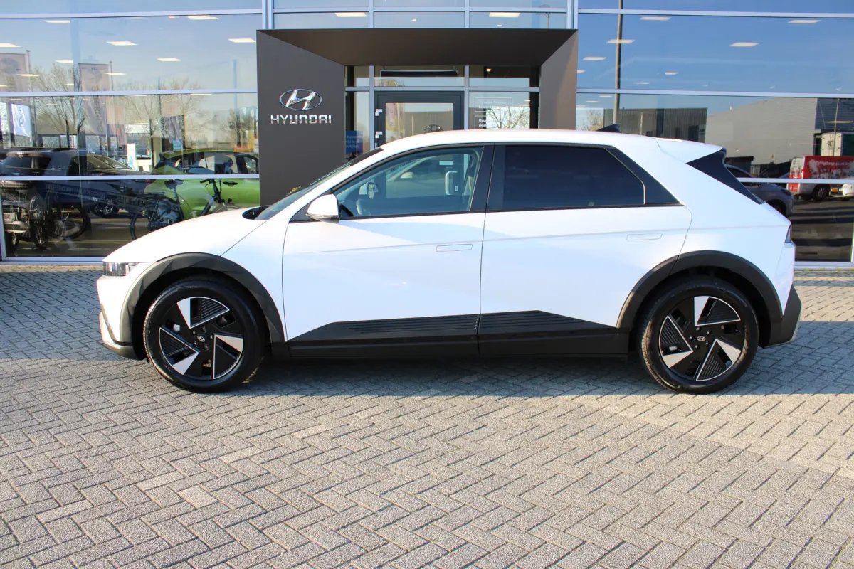 Connect+ 84 kWh | Leder | Parkeersensoren voor en achter | Elektrisch bedienbare voorstoelen | | Achteruitrijcamera | Adaptief demping systeem | Airco (automatisch)