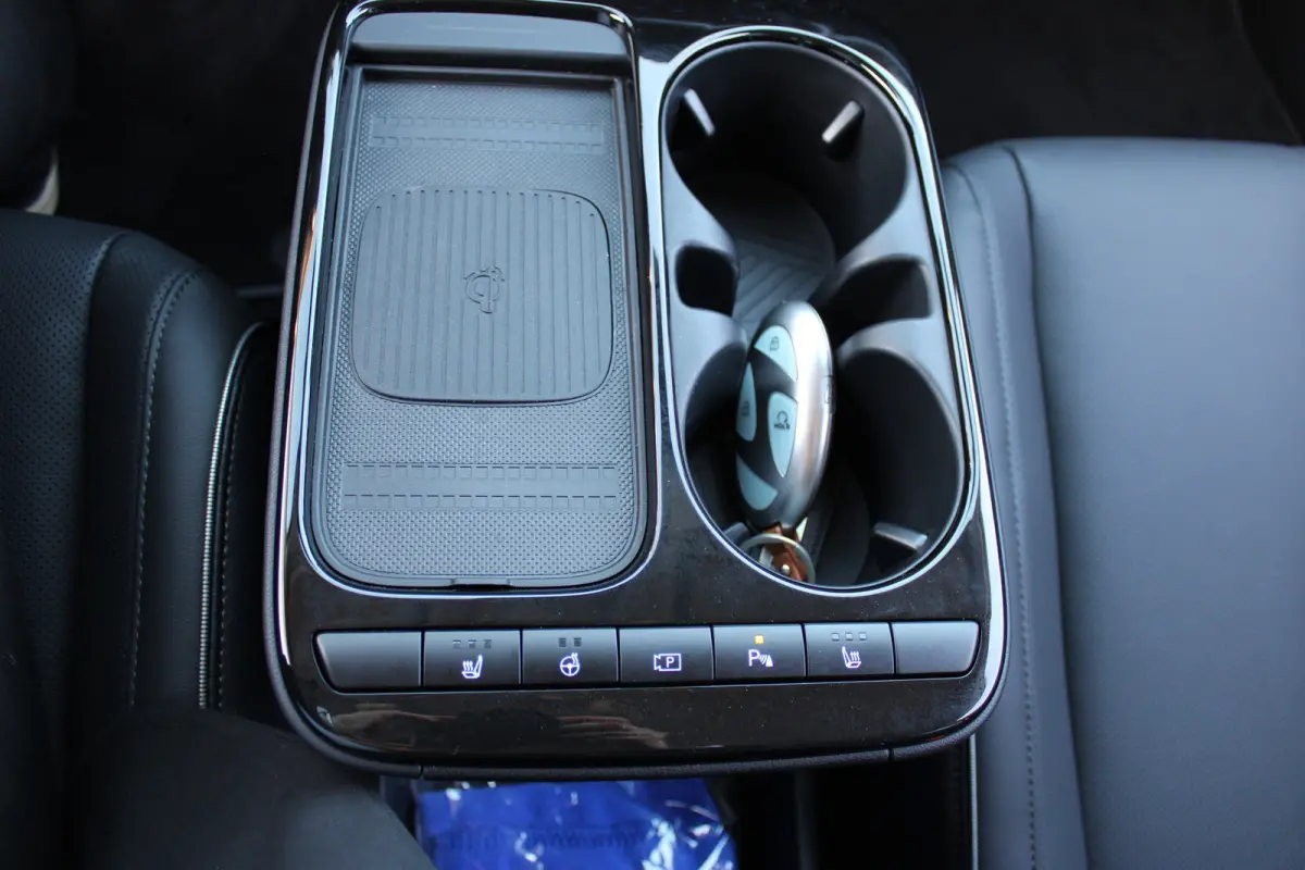 Connect+ 84 kWh | Leder | Parkeersensoren voor en achter | Elektrisch bedienbare voorstoelen | | Achteruitrijcamera | Adaptief demping systeem | Airco (automatisch)