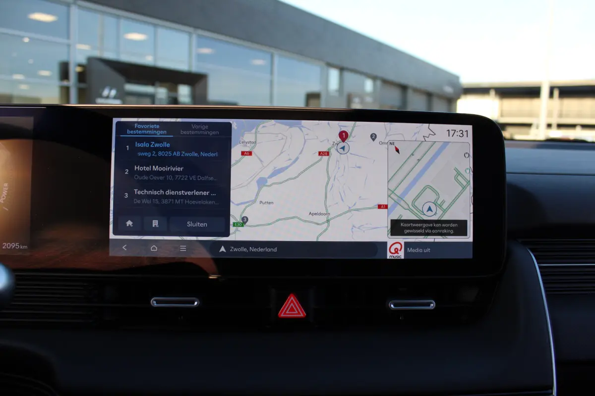 Connect+ 84 kWh | Leder | Parkeersensoren voor en achter | Elektrisch bedienbare voorstoelen | | Achteruitrijcamera | Adaptief demping systeem | Airco (automatisch)