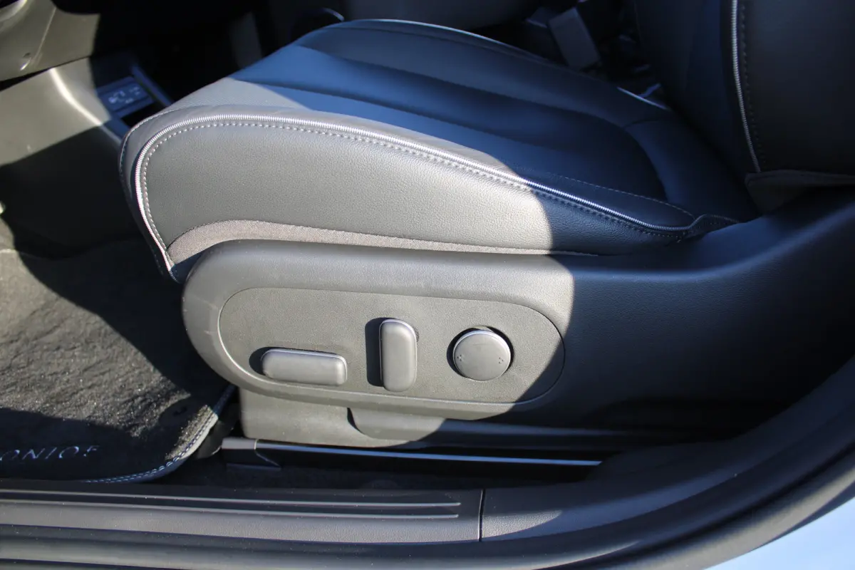Connect+ 84 kWh | Leder | Parkeersensoren voor en achter | Elektrisch bedienbare voorstoelen | | Achteruitrijcamera | Adaptief demping systeem | Airco (automatisch)