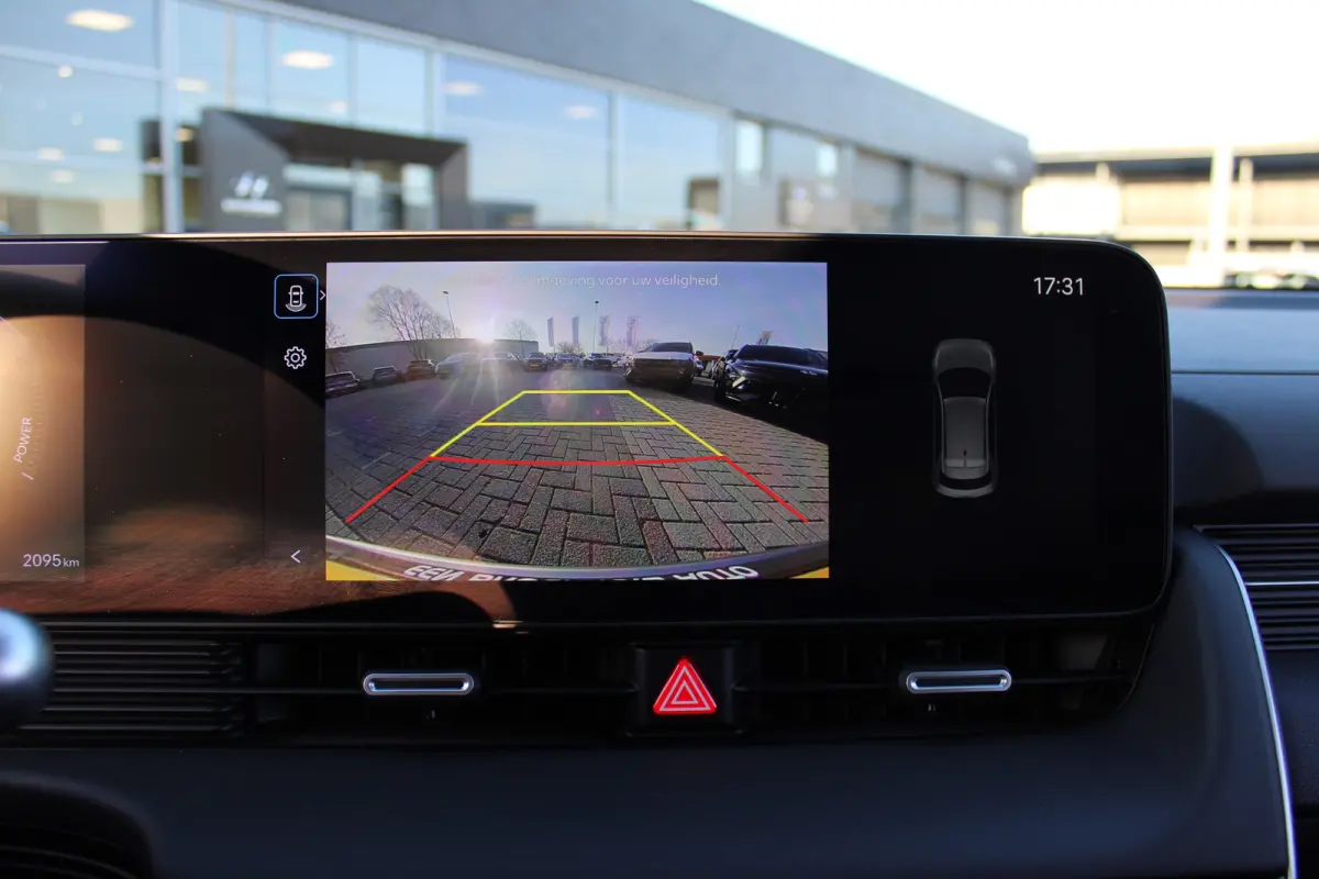 Connect+ 84 kWh | Leder | Parkeersensoren voor en achter | Elektrisch bedienbare voorstoelen | | Achteruitrijcamera | Adaptief demping systeem | Airco (automatisch)