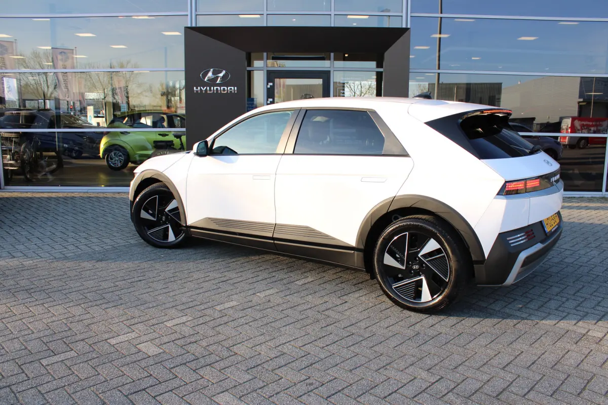Connect+ 84 kWh | Leder | Parkeersensoren voor en achter | Elektrisch bedienbare voorstoelen | | Achteruitrijcamera | Adaptief demping systeem | Airco (automatisch)