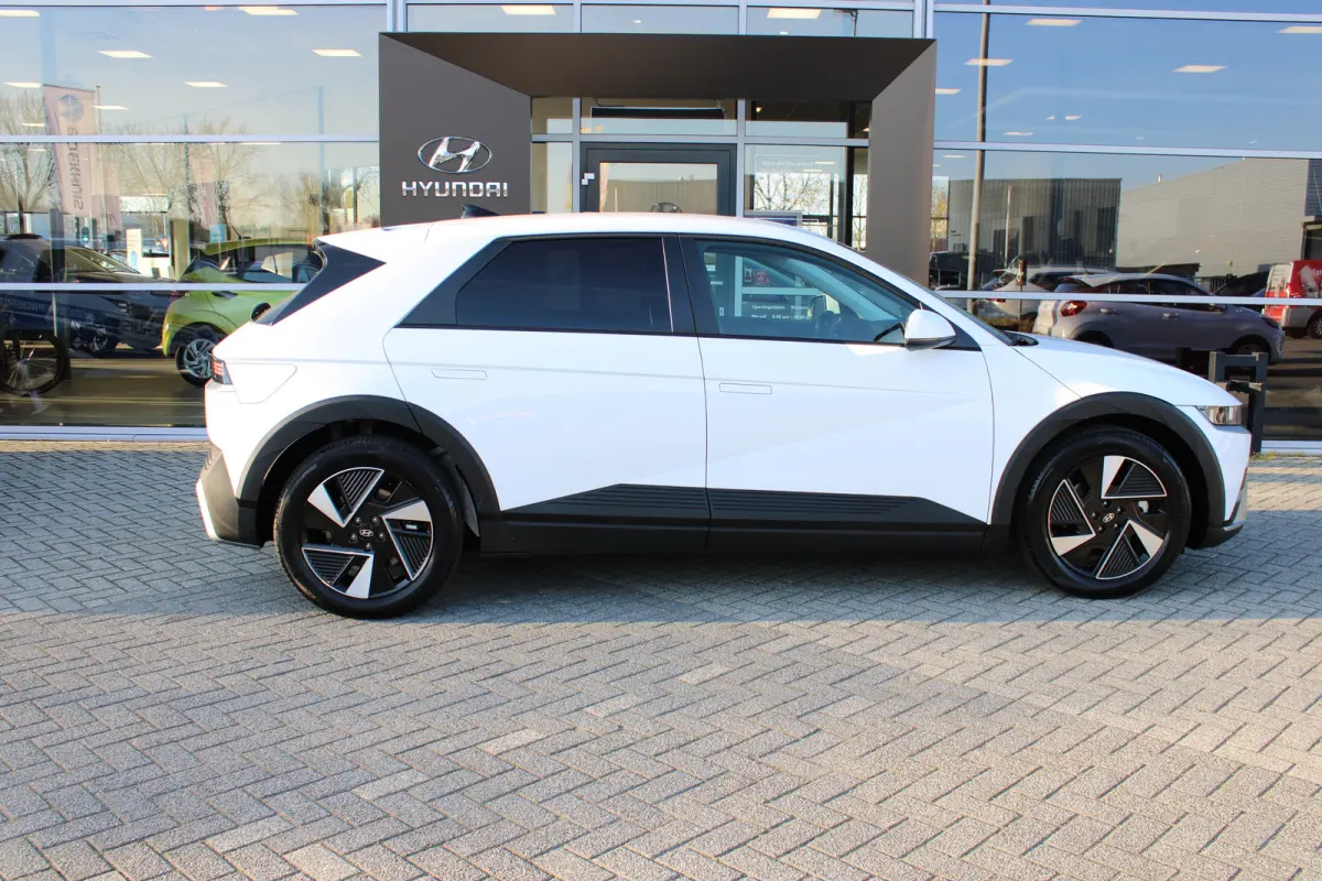 Connect+ 84 kWh | Leder | Parkeersensoren voor en achter | Elektrisch bedienbare voorstoelen | | Achteruitrijcamera | Adaptief demping systeem | Airco (automatisch)
