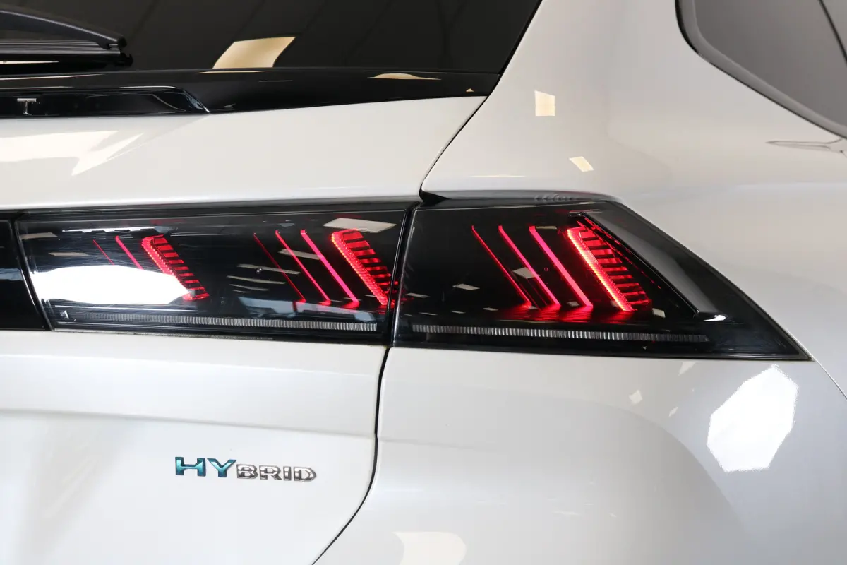 GT Hybrid 225 e-EAT8 | Camera | Navi | Stoelverwarming | Leder/Stof! | 18'' Lichtemetaal | Ad. Cruise control | Keyless | PDC V+A |
