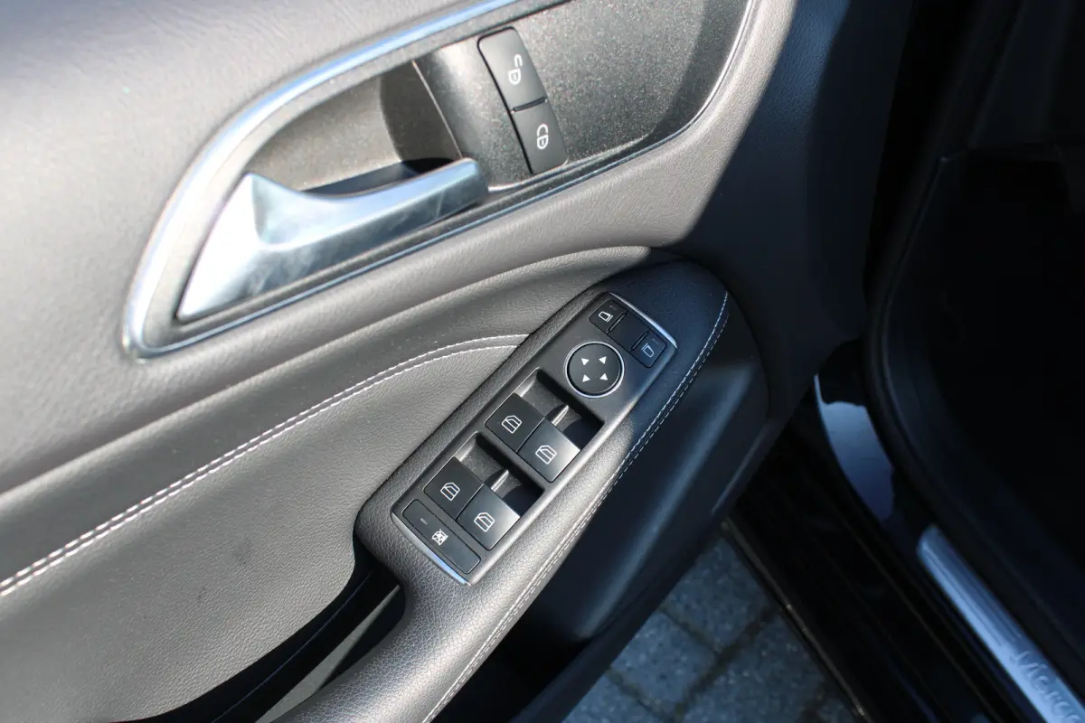 180 Ambition | Navigatie | Cruise Control | Airco | 18 inch velgen | Parkeersensoren voor+achter | | Achterbank in delen neerklapbaar | Airco | Alarm klasse 1(startblokkering)