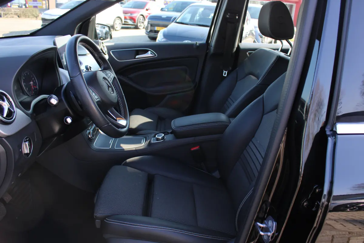 180 Ambition | Navigatie | Cruise Control | Airco | 18 inch velgen | Parkeersensoren voor+achter | | Achterbank in delen neerklapbaar | Airco | Alarm klasse 1(startblokkering)