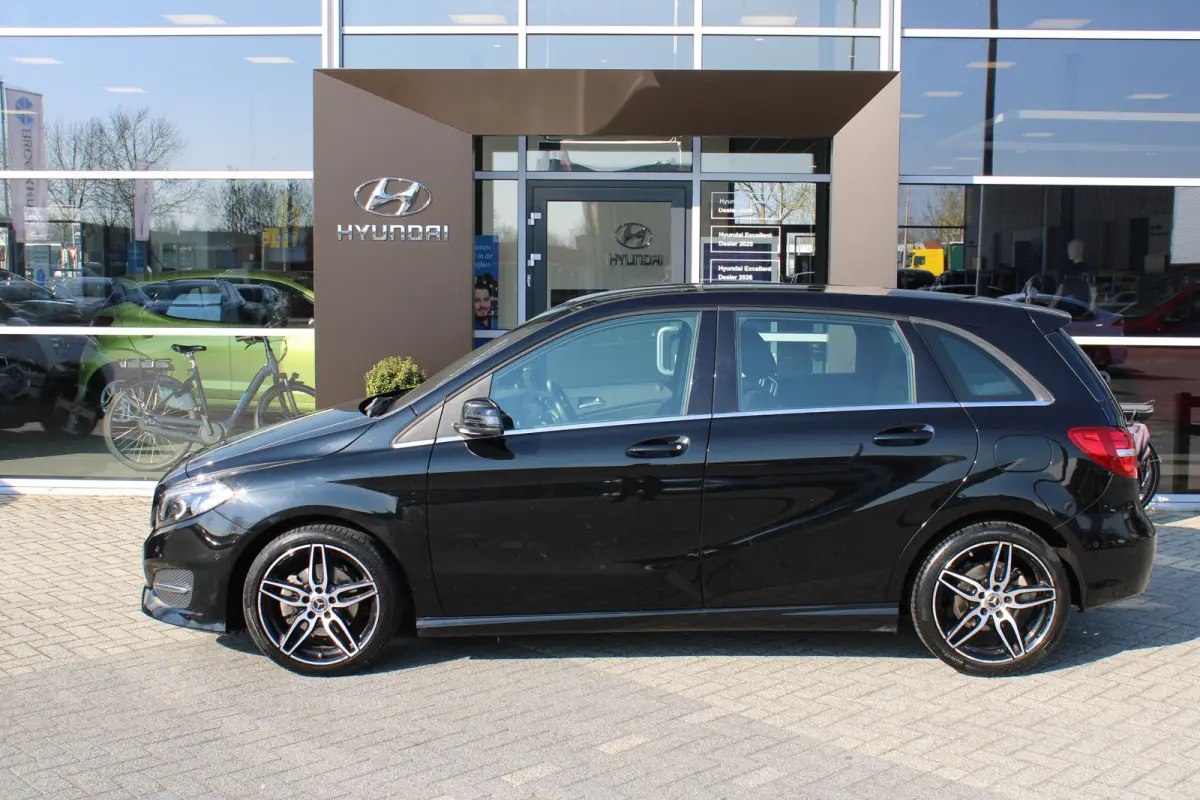 180 Ambition | Navigatie | Cruise Control | Airco | 18 inch velgen | Parkeersensoren voor+achter | | Achterbank in delen neerklapbaar | Airco | Alarm klasse 1(startblokkering)