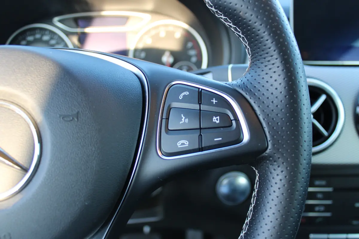 180 Ambition | Navigatie | Cruise Control | Airco | 18 inch velgen | Parkeersensoren voor+achter | | Achterbank in delen neerklapbaar | Airco | Alarm klasse 1(startblokkering)