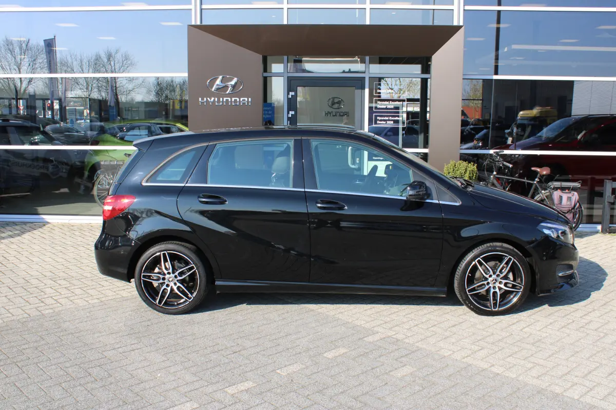 180 Ambition | Navigatie | Cruise Control | Airco | 18 inch velgen | Parkeersensoren voor+achter | | Achterbank in delen neerklapbaar | Airco | Alarm klasse 1(startblokkering)