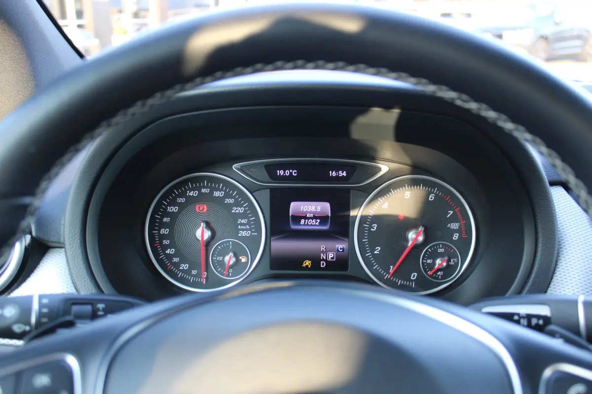 180 Ambition | Navigatie | Cruise Control | Airco | 18 inch velgen | Parkeersensoren voor+achter | | Achterbank in delen neerklapbaar | Airco | Alarm klasse 1(startblokkering)