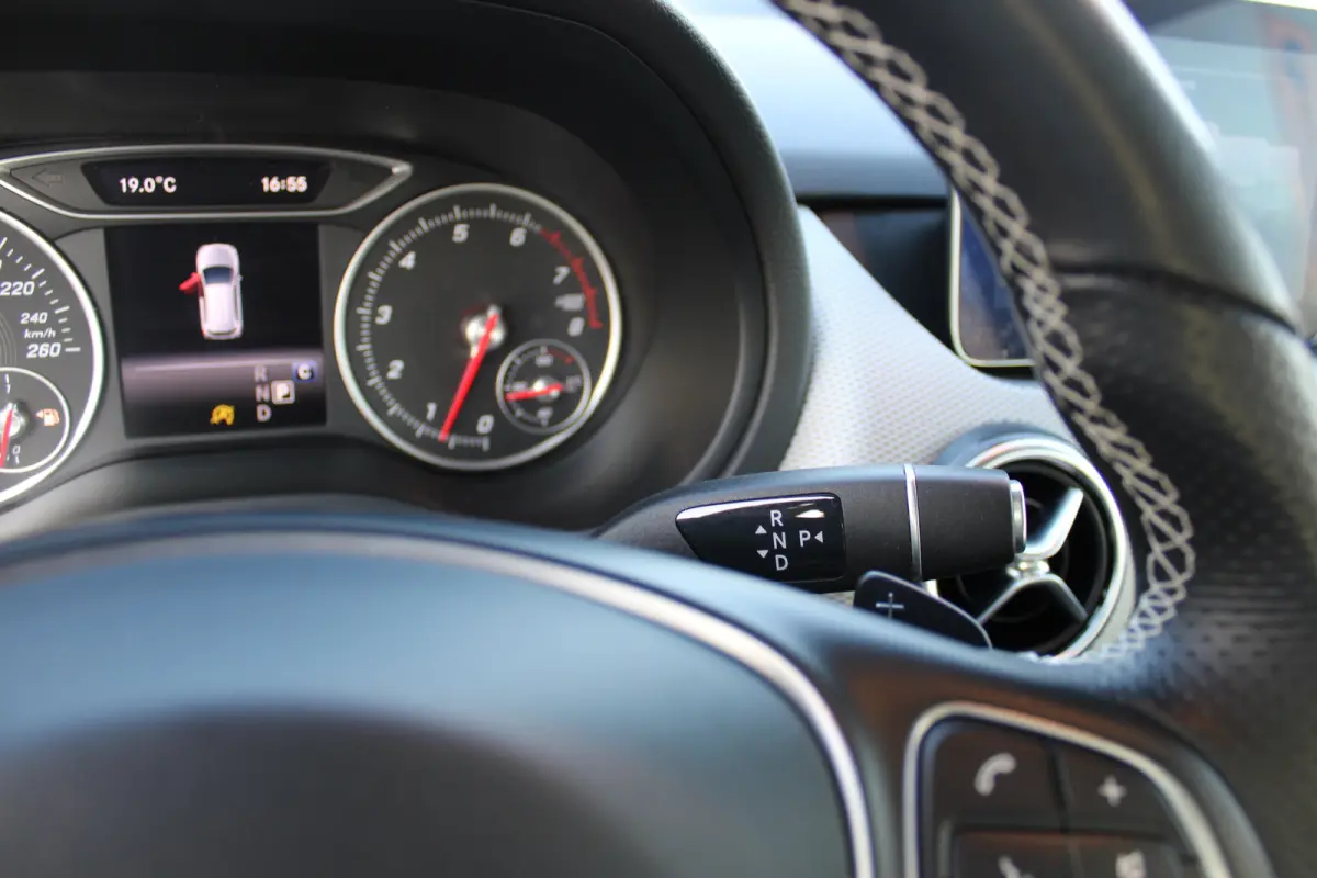 180 Ambition | Navigatie | Cruise Control | Airco | 18 inch velgen | Parkeersensoren voor+achter | | Achterbank in delen neerklapbaar | Airco | Alarm klasse 1(startblokkering)