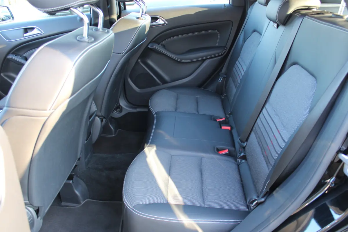 180 Ambition | Navigatie | Cruise Control | Airco | 18 inch velgen | Parkeersensoren voor+achter | | Achterbank in delen neerklapbaar | Airco | Alarm klasse 1(startblokkering)