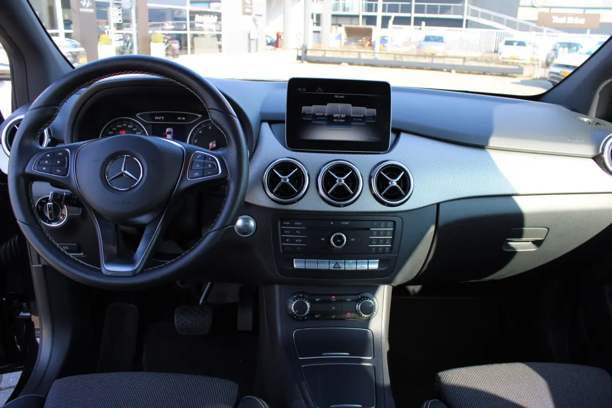 180 Ambition | Navigatie | Cruise Control | Airco | 18 inch velgen | Parkeersensoren voor+achter | | Achterbank in delen neerklapbaar | Airco | Alarm klasse 1(startblokkering)
