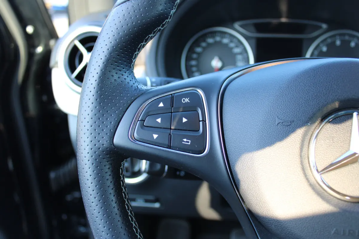 180 Ambition | Navigatie | Cruise Control | Airco | 18 inch velgen | Parkeersensoren voor+achter | | Achterbank in delen neerklapbaar | Airco | Alarm klasse 1(startblokkering)