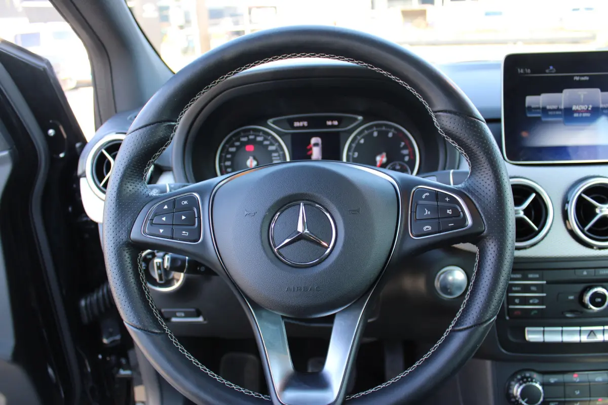 180 Ambition | Navigatie | Cruise Control | Airco | 18 inch velgen | Parkeersensoren voor+achter | | Achterbank in delen neerklapbaar | Airco | Alarm klasse 1(startblokkering)
