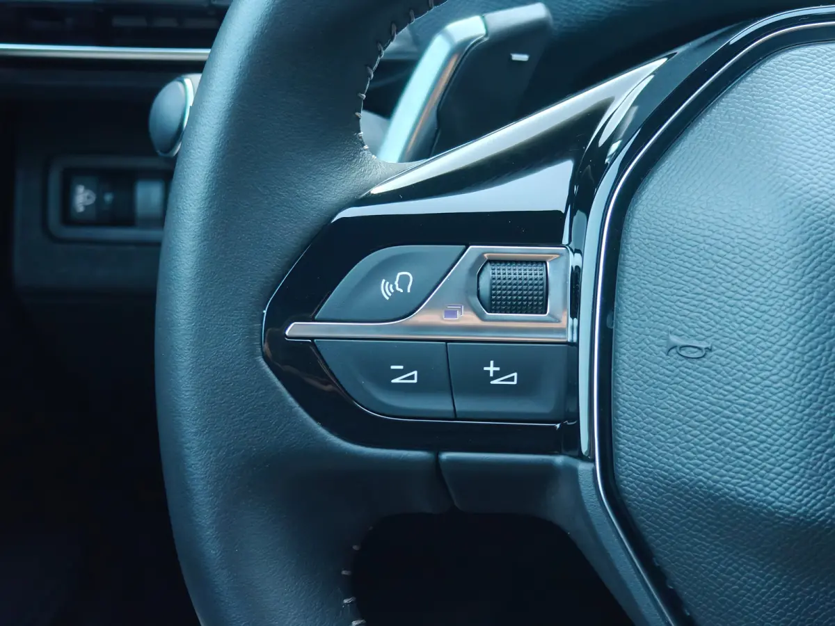 1.6 Plug-In Hybride | Navigatie | Adapt. Cruise | Climate Control | Camera | 19'' L.M. | 7,4 kW lader | Achterbank in delen neerklapbaar | Achteruitrijcamera