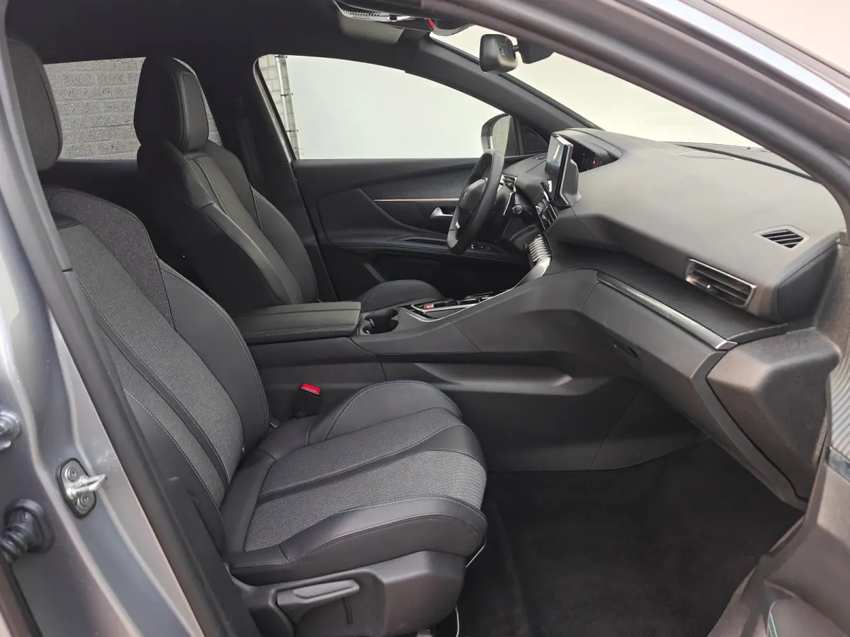 1.6 Plug-In Hybride | Navigatie | Adapt. Cruise | Climate Control | Camera | 19'' L.M. | 7,4 kW lader | Achterbank in delen neerklapbaar | Achteruitrijcamera