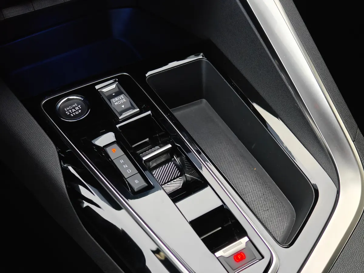 1.6 Plug-In Hybride | Navigatie | Adapt. Cruise | Climate Control | Camera | 19'' L.M. | 7,4 kW lader | Achterbank in delen neerklapbaar | Achteruitrijcamera