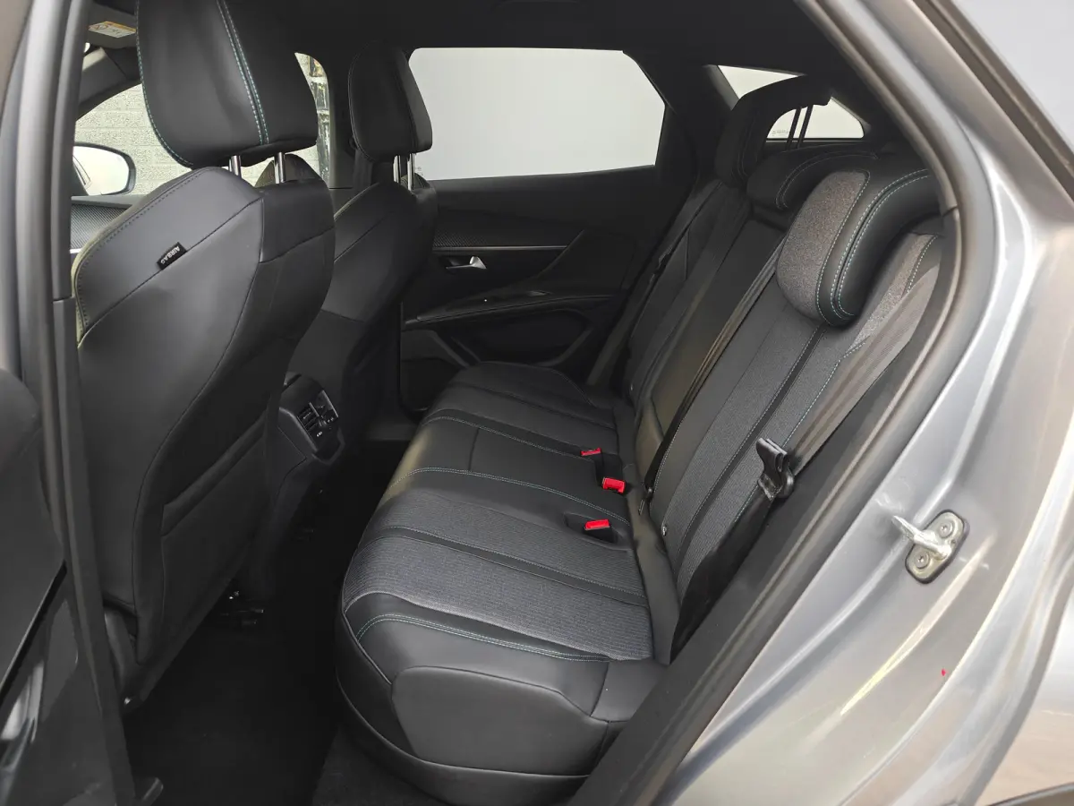 1.6 Plug-In Hybride | Navigatie | Adapt. Cruise | Climate Control | Camera | 19'' L.M. | 7,4 kW lader | Achterbank in delen neerklapbaar | Achteruitrijcamera