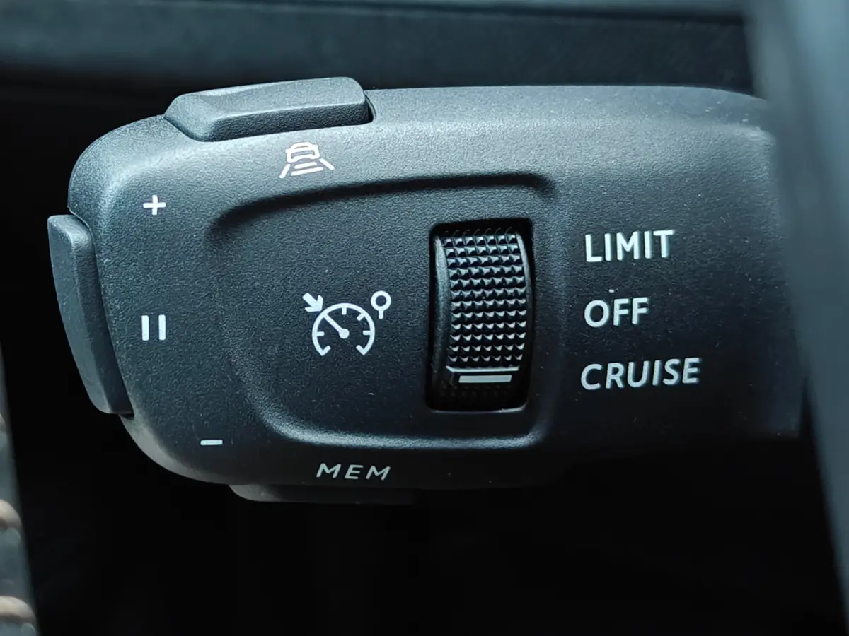 1.6 Plug-In Hybride | Navigatie | Adapt. Cruise | Climate Control | Camera | 19'' L.M. | 7,4 kW lader | Achterbank in delen neerklapbaar | Achteruitrijcamera