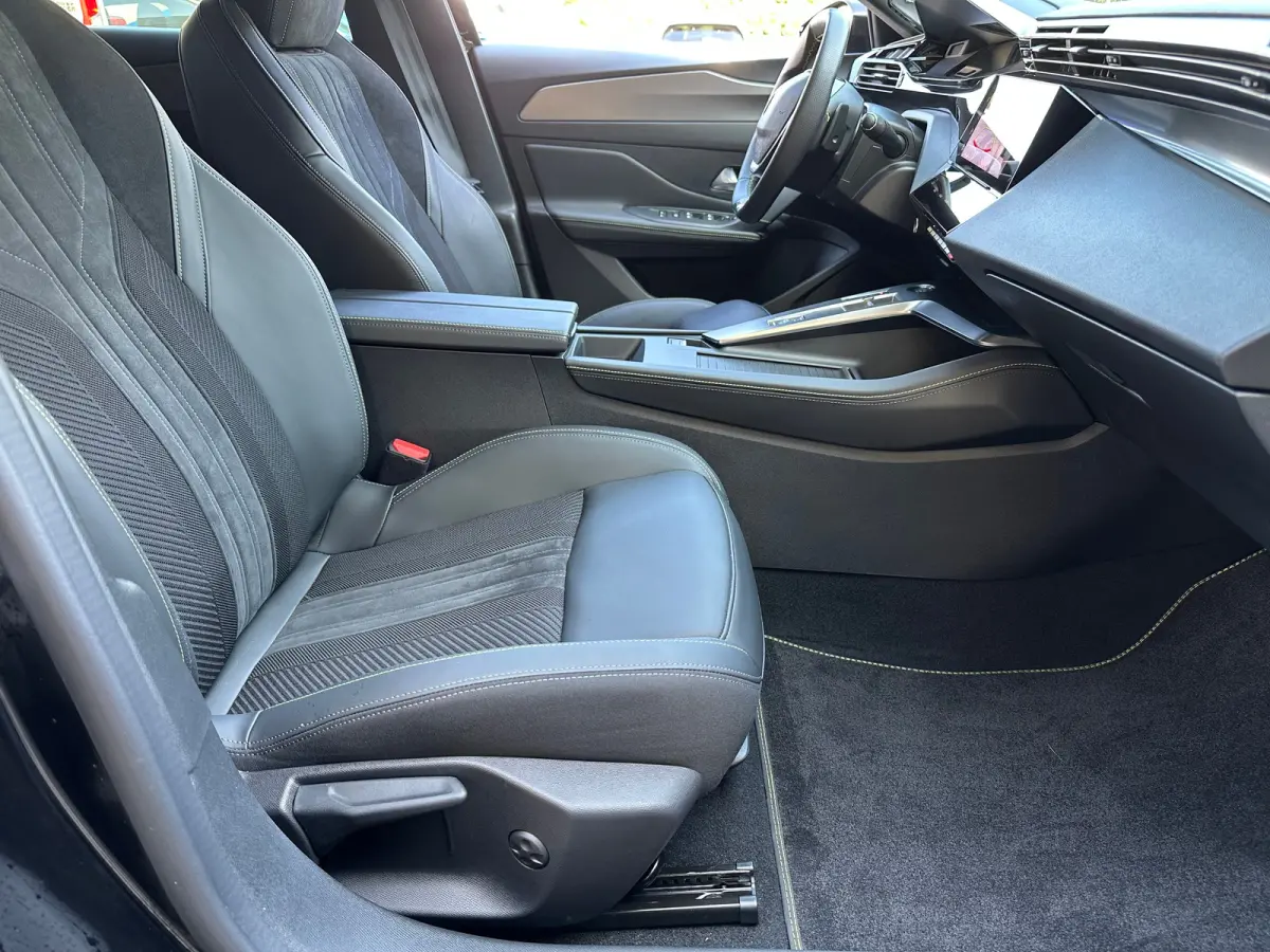 1.6 Plug-in Hybrid 180 GT | Apple Carplay / Android Auto | 360° Camera | Elek. Stoelen | Navigatie | Camera | Adaptieve Cruise Control | Achterbank in delen neerklapbaar | Achteruitrijcamer