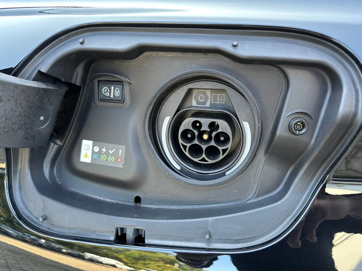 1.6 Plug-in Hybrid 180 GT | Apple Carplay / Android Auto | 360° Camera | Elek. Stoelen | Navigatie | Camera | Adaptieve Cruise Control | Achterbank in delen neerklapbaar | Achteruitrijcamer