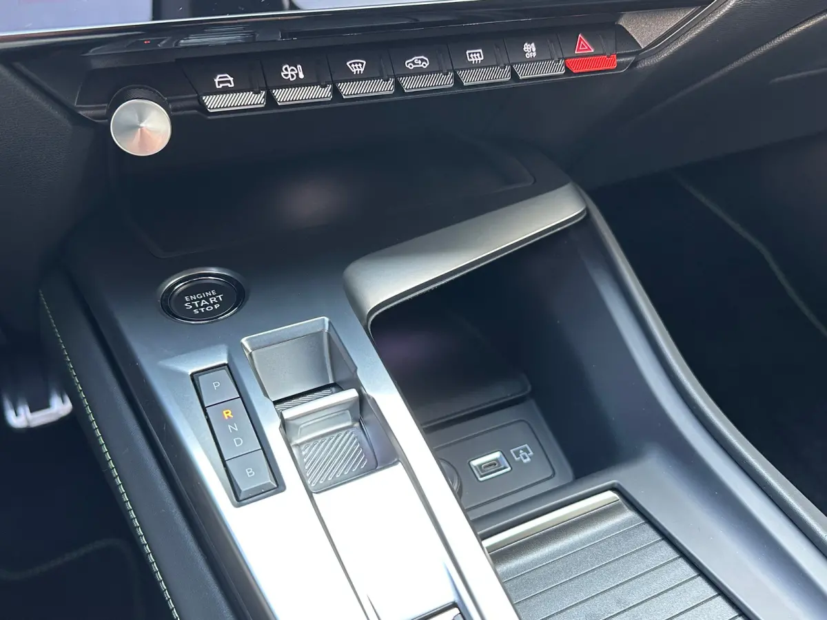 1.6 Plug-in Hybrid 180 GT | Apple Carplay / Android Auto | 360° Camera | Elek. Stoelen | Navigatie | Camera | Adaptieve Cruise Control | Achterbank in delen neerklapbaar | Achteruitrijcamer