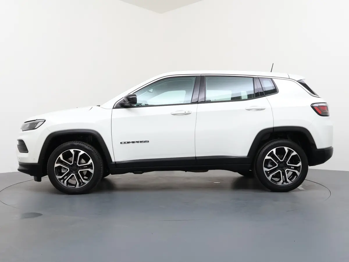 1.5T e-Hybrid Altitude / Navigatie / 360 Camera / Stuur -en stoelverwarming / Keyless / Draadloze telefoonlader / Carplay /