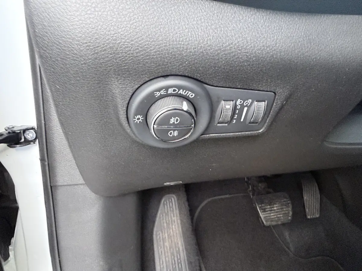 1.5T e-Hybrid Altitude / Navigatie / 360 Camera / Stuur -en stoelverwarming / Keyless / Draadloze telefoonlader / Carplay /