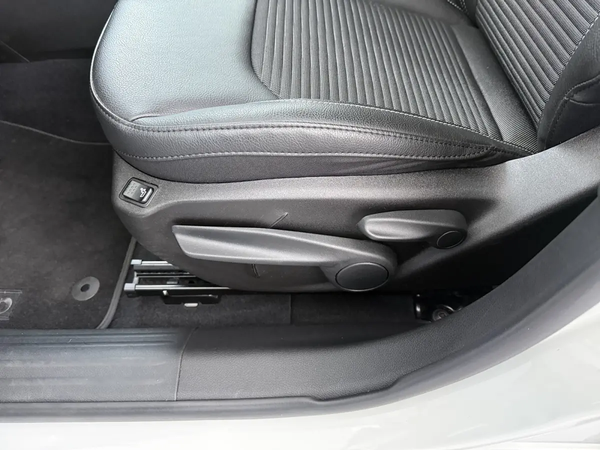 1.5T e-Hybrid Altitude / Navigatie / 360 Camera / Stuur -en stoelverwarming / Keyless / Draadloze telefoonlader / Carplay /