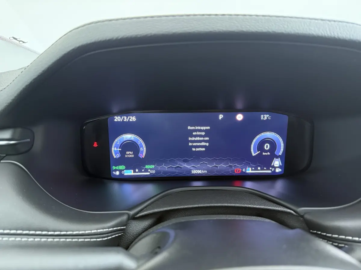 1.5T e-Hybrid Altitude / Navigatie / 360 Camera / Stuur -en stoelverwarming / Keyless / Draadloze telefoonlader / Carplay /