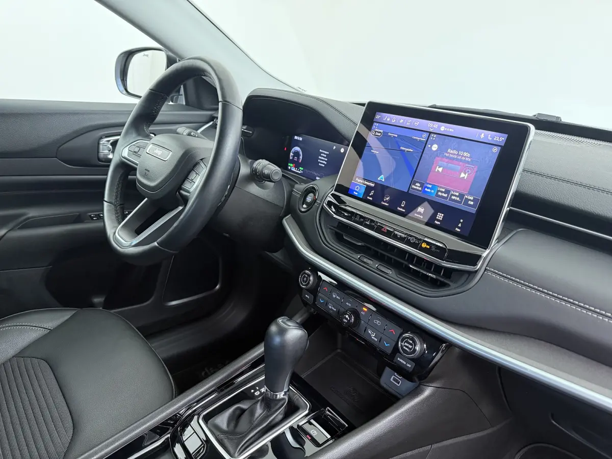 1.5T e-Hybrid Altitude / Navigatie / 360 Camera / Stuur -en stoelverwarming / Keyless / Draadloze telefoonlader / Carplay /