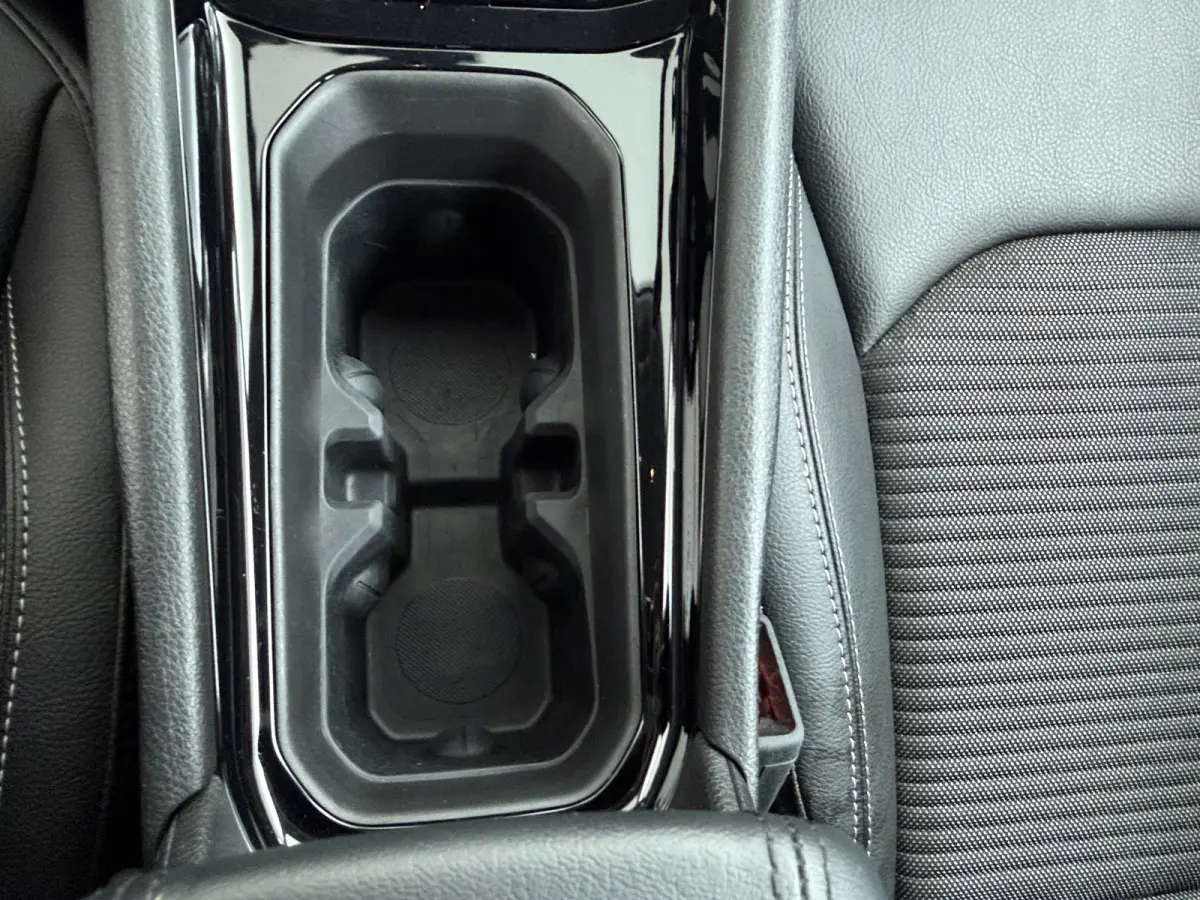 1.5T e-Hybrid Altitude / Navigatie / 360 Camera / Stuur -en stoelverwarming / Keyless / Draadloze telefoonlader / Carplay /