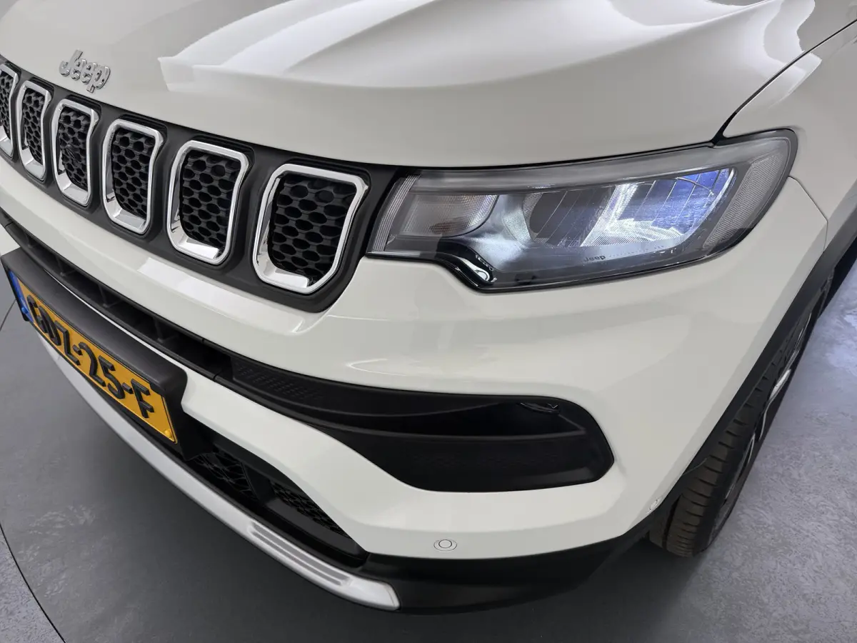 1.5T e-Hybrid Altitude / Navigatie / 360 Camera / Stuur -en stoelverwarming / Keyless / Draadloze telefoonlader / Carplay /