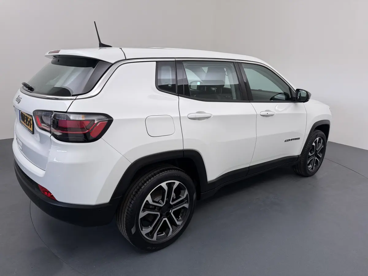 1.5T e-Hybrid Altitude / Navigatie / 360 Camera / Stuur -en stoelverwarming / Keyless / Draadloze telefoonlader / Carplay /
