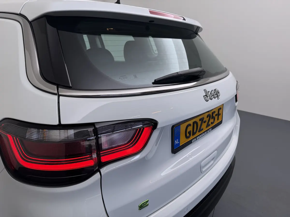 1.5T e-Hybrid Altitude / Navigatie / 360 Camera / Stuur -en stoelverwarming / Keyless / Draadloze telefoonlader / Carplay /