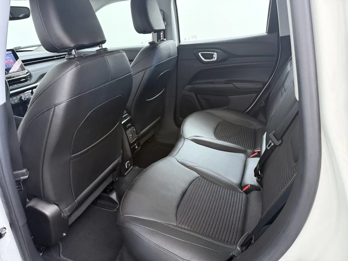 1.5T e-Hybrid Altitude / Navigatie / 360 Camera / Stuur -en stoelverwarming / Keyless / Draadloze telefoonlader / Carplay /