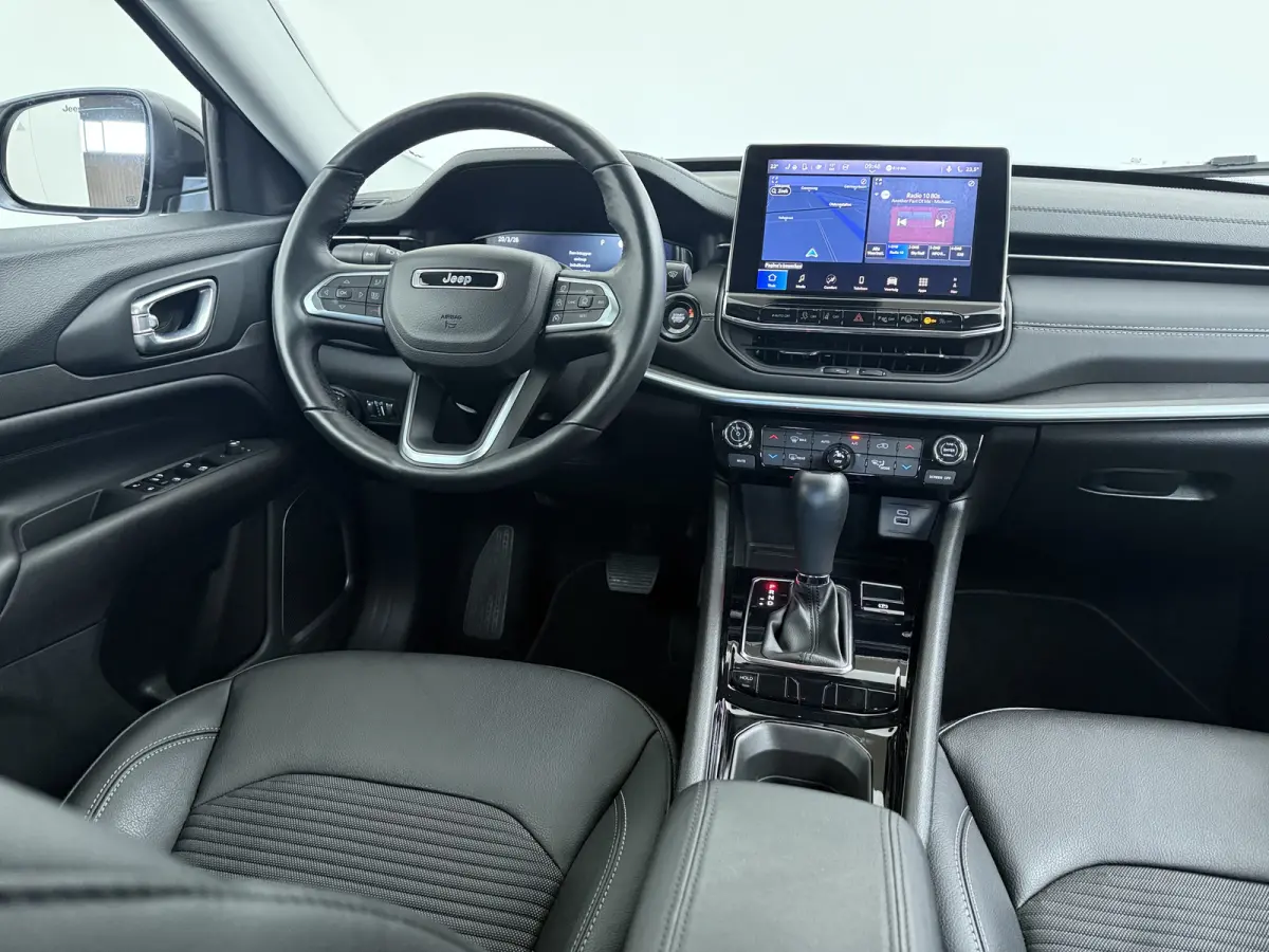 1.5T e-Hybrid Altitude / Navigatie / 360 Camera / Stuur -en stoelverwarming / Keyless / Draadloze telefoonlader / Carplay /