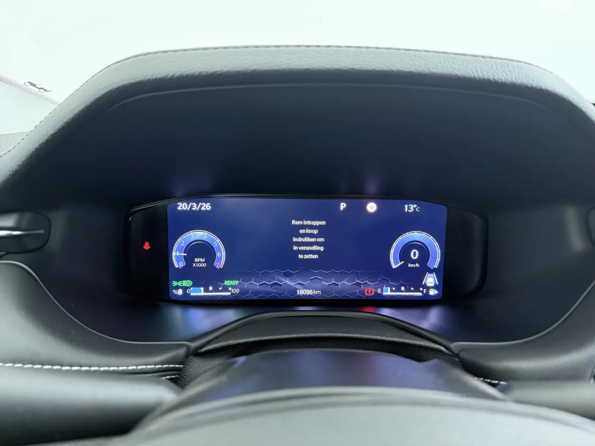 1.5T e-Hybrid Altitude / Navigatie / 360 Camera / Stuur -en stoelverwarming / Keyless / Draadloze telefoonlader / Carplay /