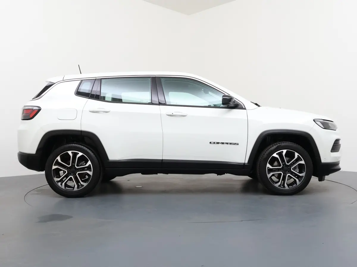 1.5T e-Hybrid Altitude / Navigatie / 360 Camera / Stuur -en stoelverwarming / Keyless / Draadloze telefoonlader / Carplay /