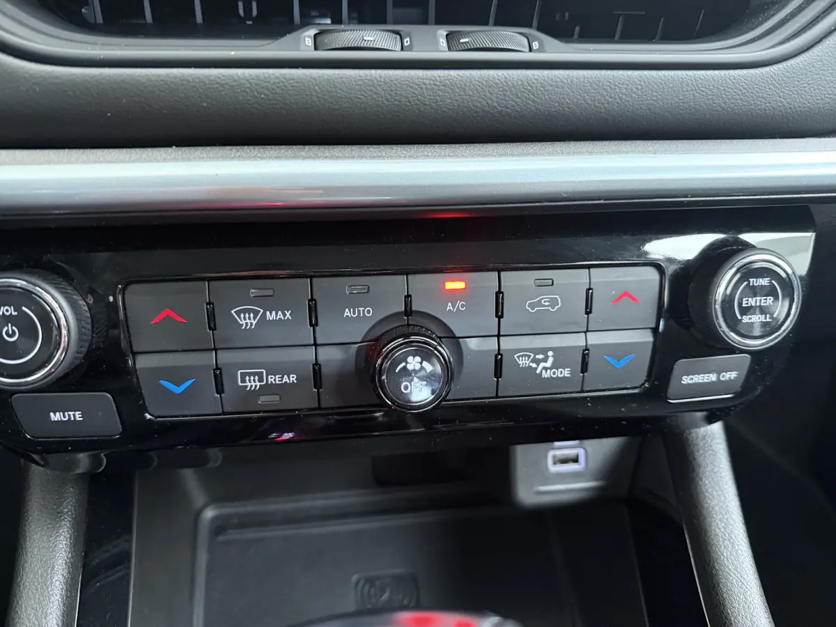 1.5T e-Hybrid Altitude / Navigatie / 360 Camera / Stuur -en stoelverwarming / Keyless / Draadloze telefoonlader / Carplay /